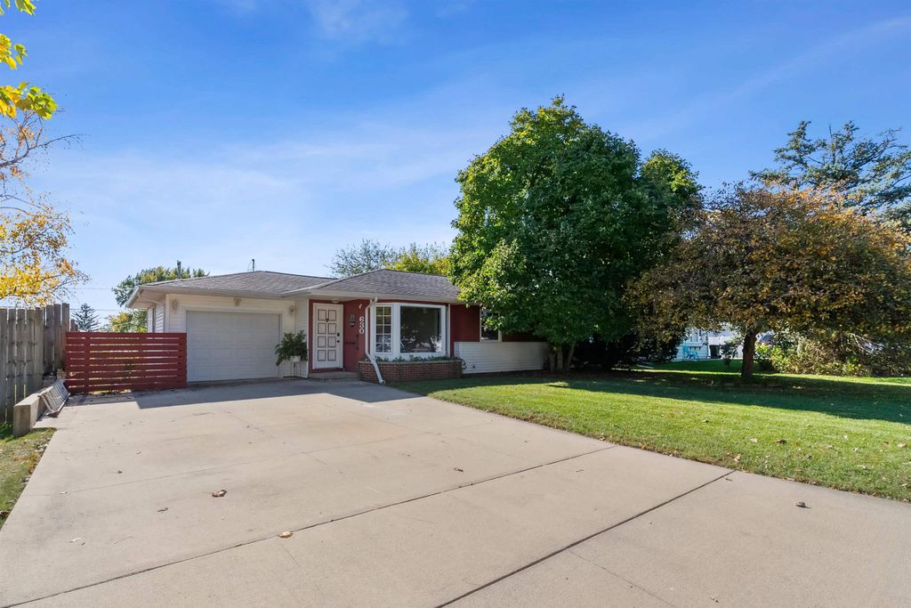 630 Burbank Avenue, Waterloo, IA 50702