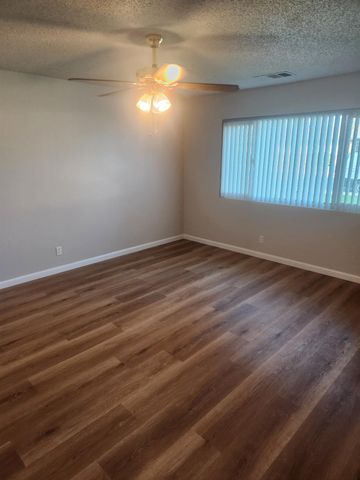 904 W Santa Ana Avenue, Clovis, CA 93612