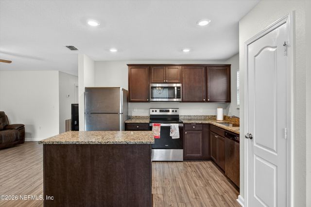 5923 CROSBY LAKE Way E, Macclenny, FL 32063