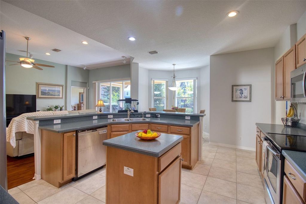 Image 5 of property listing at 2219 ELIZABETH WAY, Dunedin, FL 34698