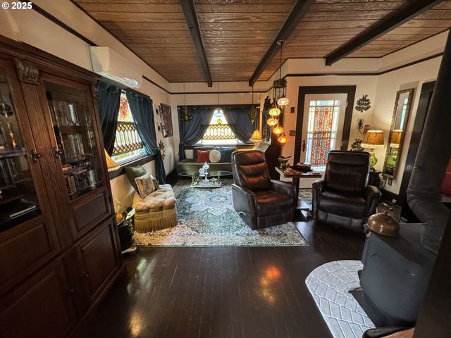 884 S 7TH St, Coos Bay, OR 97420