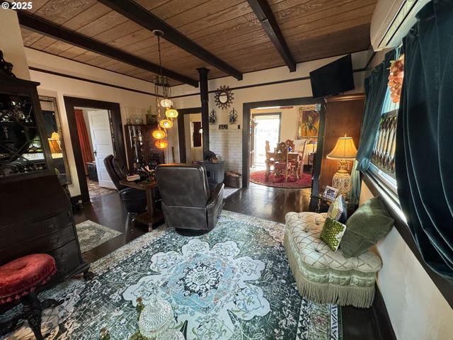 884 S 7TH St, Coos Bay, OR 97420