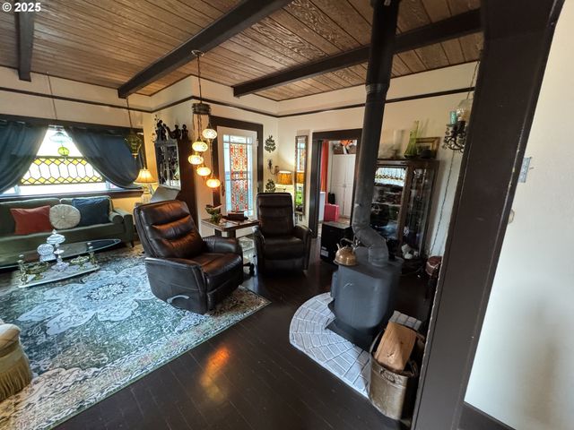 884 S 7TH St, Coos Bay, OR 97420