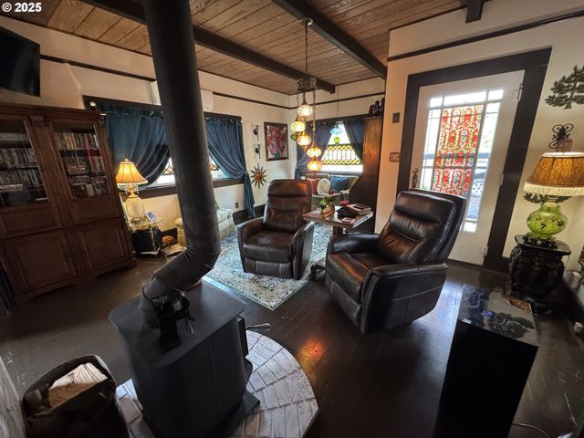 884 S 7TH St, Coos Bay, OR 97420