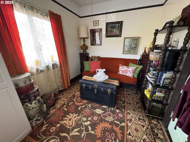 884 S 7TH St, Coos Bay, OR 97420