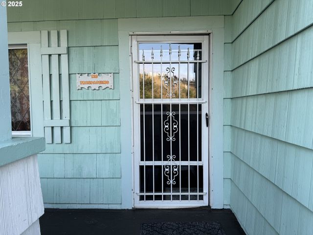 884 S 7TH St, Coos Bay, OR 97420