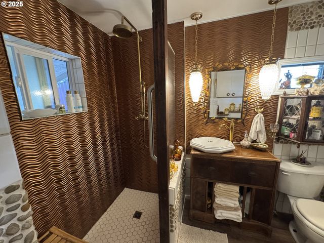 884 S 7TH St, Coos Bay, OR 97420