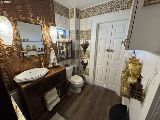 884 S 7TH St, Coos Bay, OR 97420