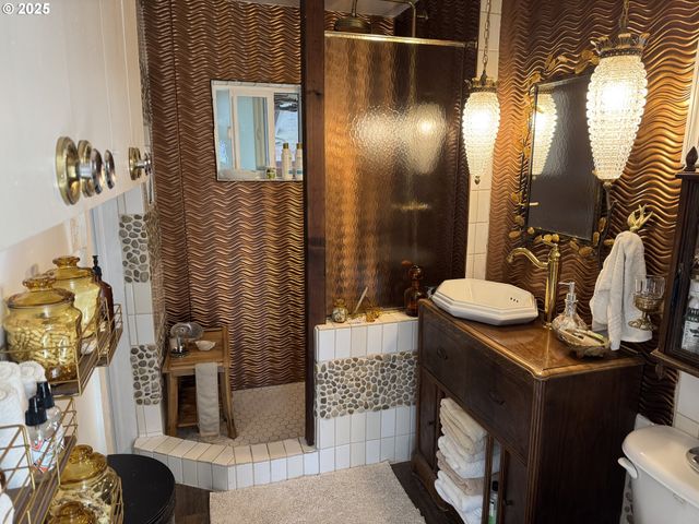 884 S 7TH St, Coos Bay, OR 97420