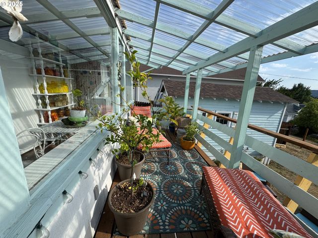 884 S 7TH St, Coos Bay, OR 97420