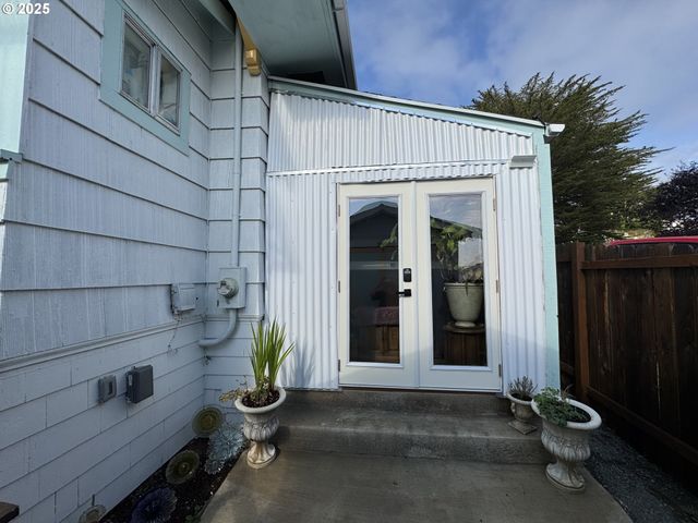 884 S 7TH St, Coos Bay, OR 97420