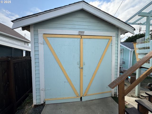 884 S 7TH St, Coos Bay, OR 97420