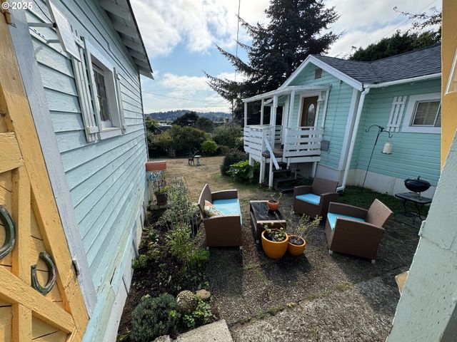 884 S 7TH St, Coos Bay, OR 97420