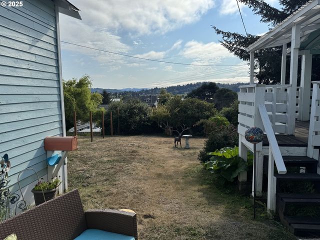 884 S 7TH St, Coos Bay, OR 97420
