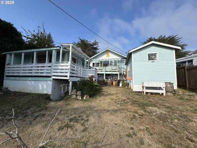 884 S 7TH St, Coos Bay, OR 97420