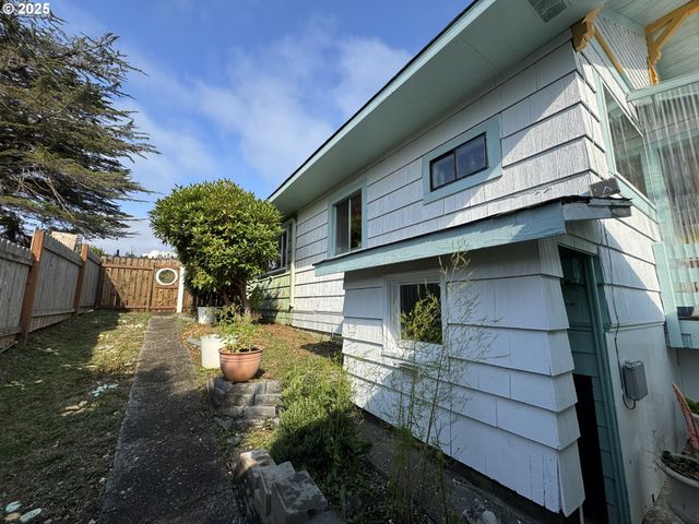 884 S 7TH St, Coos Bay, OR 97420