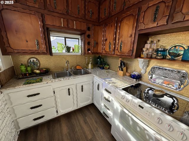 884 S 7TH St, Coos Bay, OR 97420