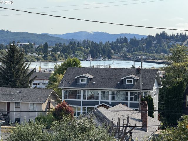 884 S 7TH St, Coos Bay, OR 97420