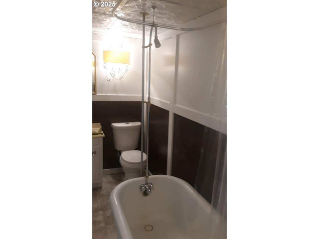 884 S 7TH St, Coos Bay, OR 97420