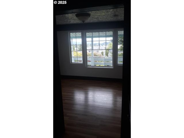 884 S 7TH St, Coos Bay, OR 97420