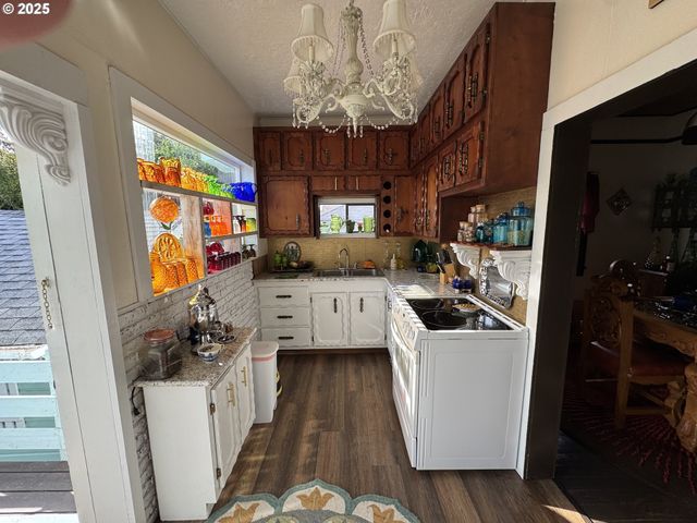 884 S 7TH St, Coos Bay, OR 97420