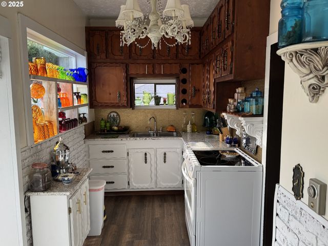 884 S 7TH St, Coos Bay, OR 97420