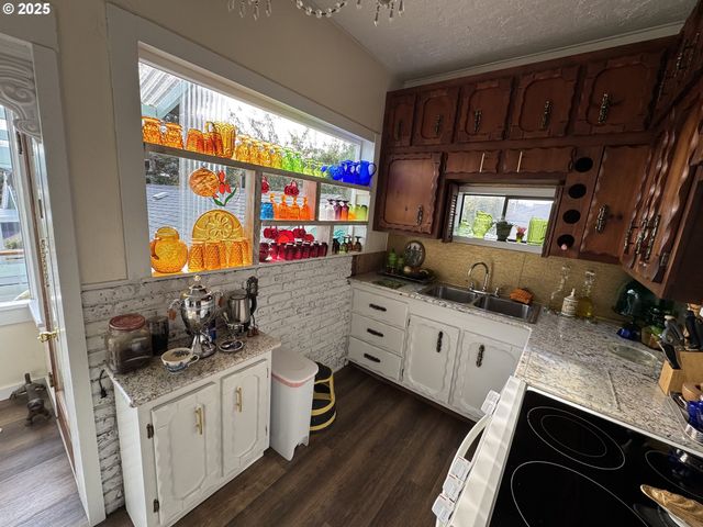 884 S 7TH St, Coos Bay, OR 97420