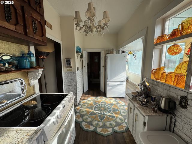 884 S 7TH St, Coos Bay, OR 97420