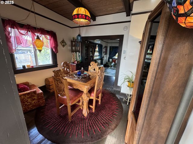 884 S 7TH St, Coos Bay, OR 97420