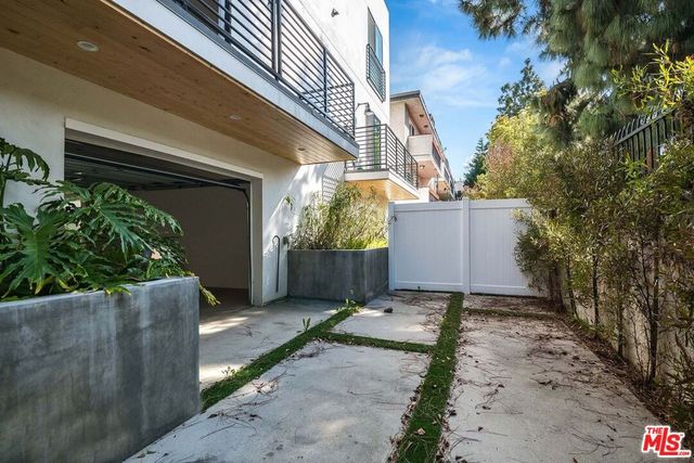 15330 Weddington Street, Sherman Oaks, CA 91411