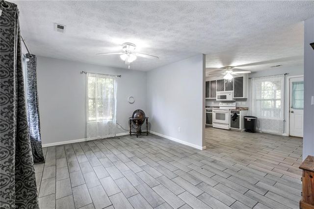 3931 Crosscreek LN, Gloucester, VA 23061