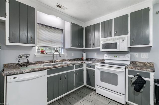 3931 Crosscreek LN, Gloucester, VA 23061