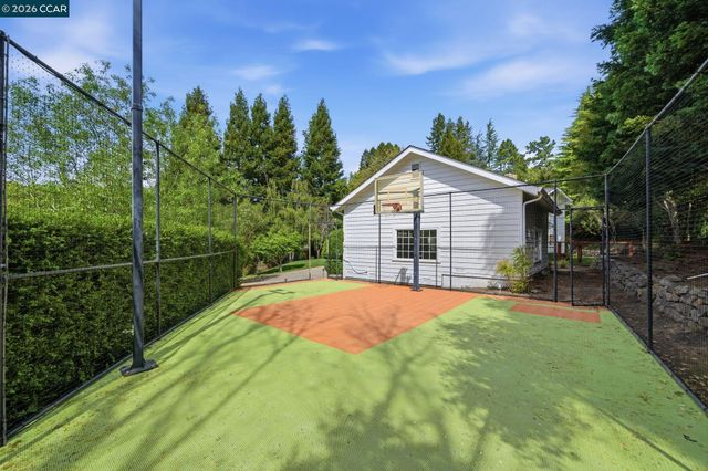 3 Honey Hill Ct, Orinda, CA 94563