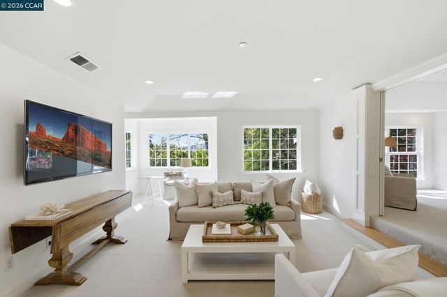 3 Honey Hill Ct, Orinda, CA 94563