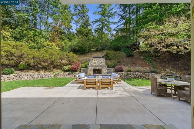 3 Honey Hill Ct, Orinda, CA 94563