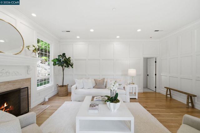 3 Honey Hill Ct, Orinda, CA 94563