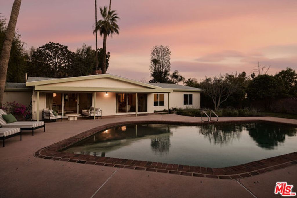 6001 Manton Avenue, Woodland Hills (los Angeles), CA 91367