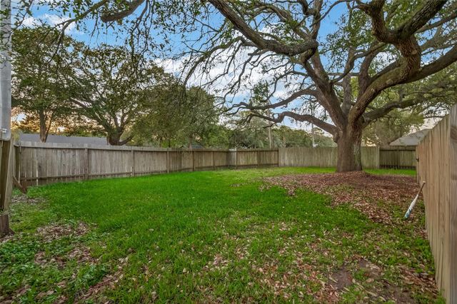 13 N Heritage Oaks Drive, Texas City, TX 77591