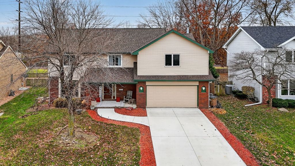 4636 Elm Street, West Des Moines, IA 50265