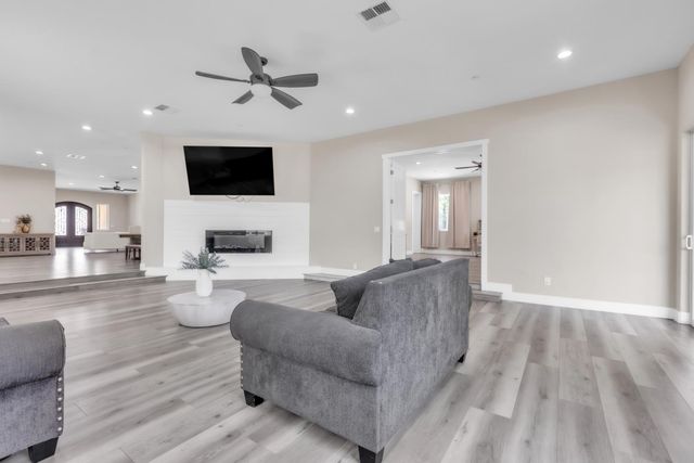 7680 Old Auburn Rd, Citrus Heights, CA 95610