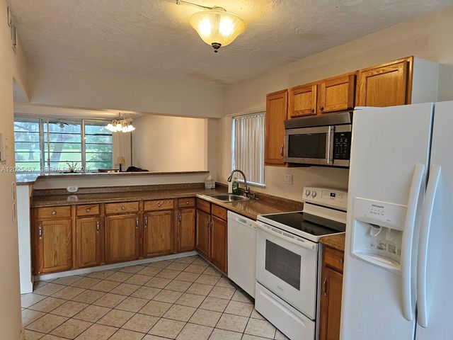 8380 Sands Point Boulevard J110, Tamarac, FL 33321