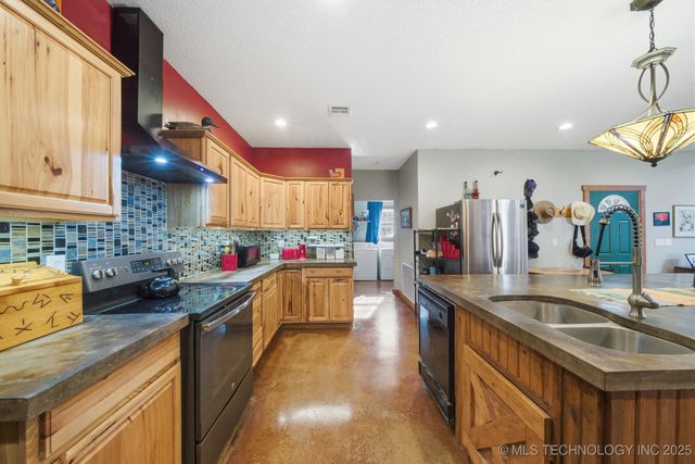 5929 E 430 Road, Adair, OK 74330