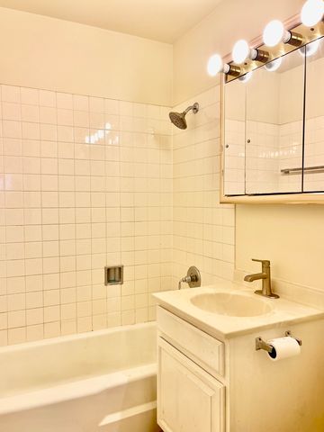 706 E Algonquin Road E 204, Arlington Heights, IL 60005