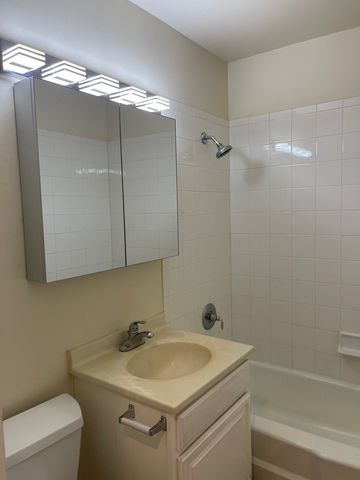 706 E Algonquin Road E 204, Arlington Heights, IL 60005
