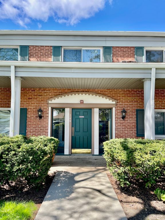 706 E Algonquin Road E 204, Arlington Heights, IL 60005