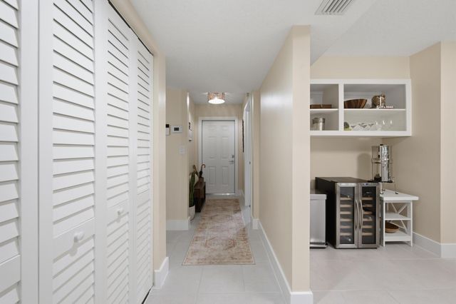 7232 Fairfax Drive 205, Tamarac, FL 33321