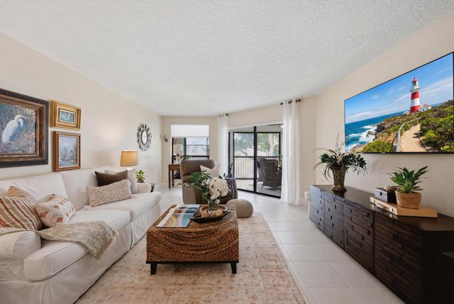 7232 Fairfax Drive 205, Tamarac, FL 33321