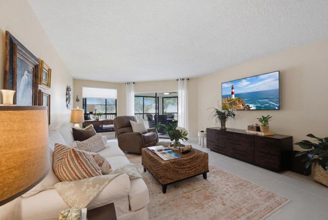 7232 Fairfax Drive 205, Tamarac, FL 33321