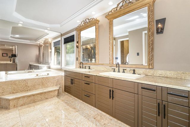 886 Squire Oaks Drive, Villa Hills, KY 41017