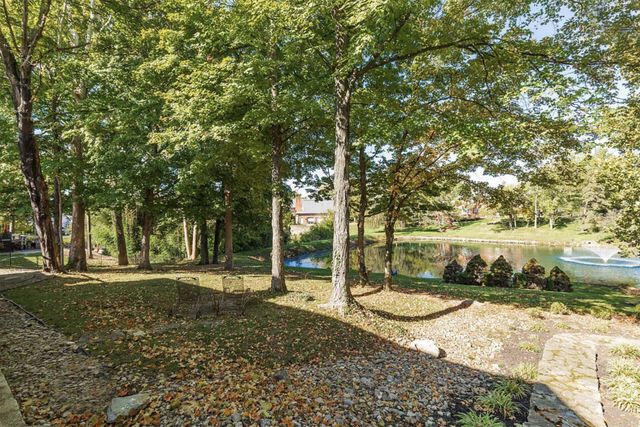 886 Squire Oaks Drive, Villa Hills, KY 41017